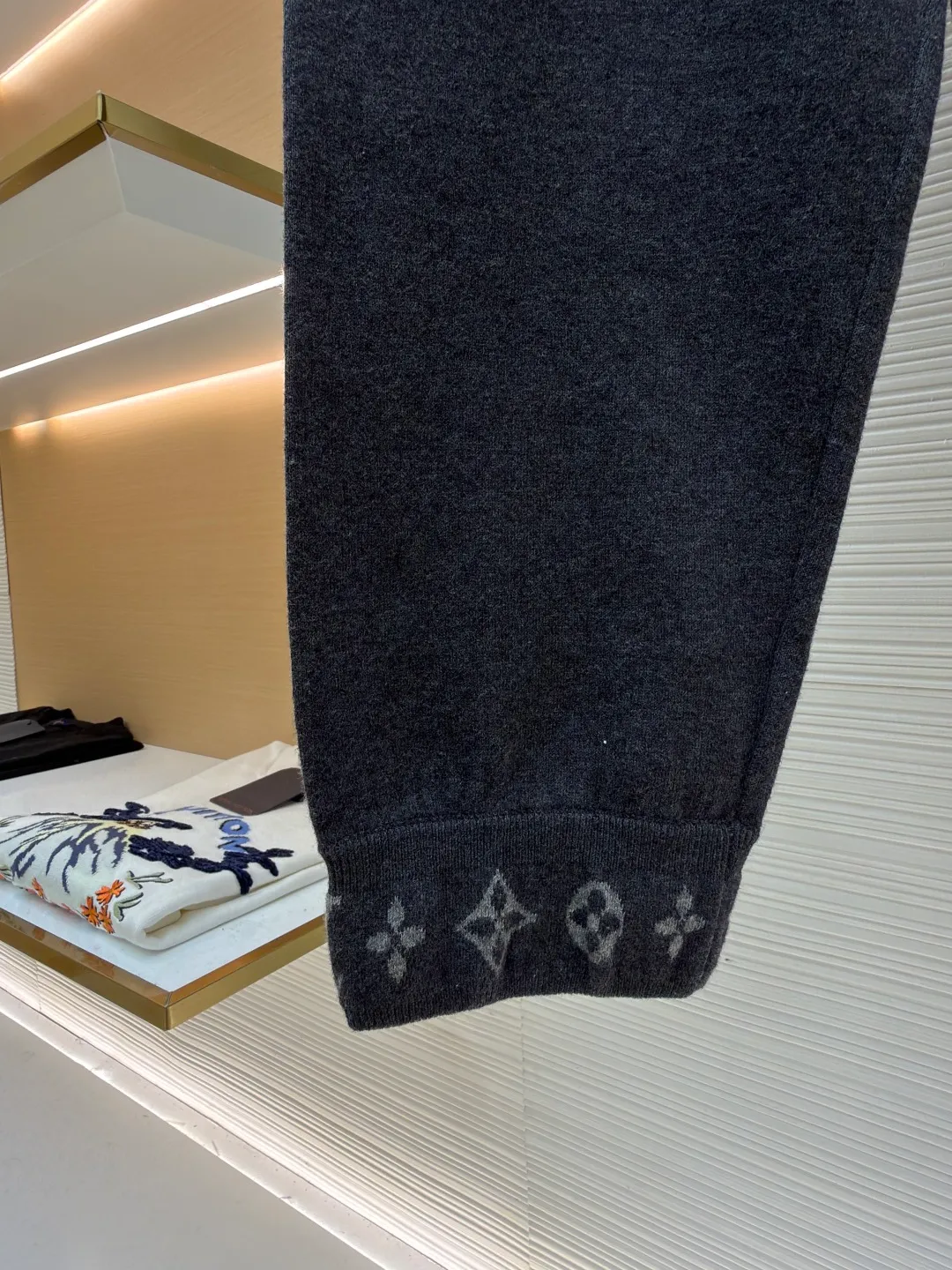 LOUIS VUITTON wool knitted printed leggings trousers ●Original version: Purchased and developed by 13100 ●Item number: 1682079-B70 ●Fabric: wool blended fabric ●Technology: knitted ●Color: gray ●Version: fitted version ●Weight: about 500 grams ●Size: S-M-L-XL ●Description: Wool custom-dyed with 48s cashmere blended imported yarn, imported Stoll 14-needle double-sided jacquard process, a single piece takes 280 minutes per piece, the pockets are made of 60s modal cotton, the cashmere feels very soft and waxy, with high warmth retention, custom-made logo zipper, specific three-label washing, the overall routing is straight and delicate, the fabric is comfortable and soft, the color is consistent and no color difference It can be matched with the same style to create a fashionable look, and can be used in various occasions. Customized accessories, complete with three standards, same style for men and women!